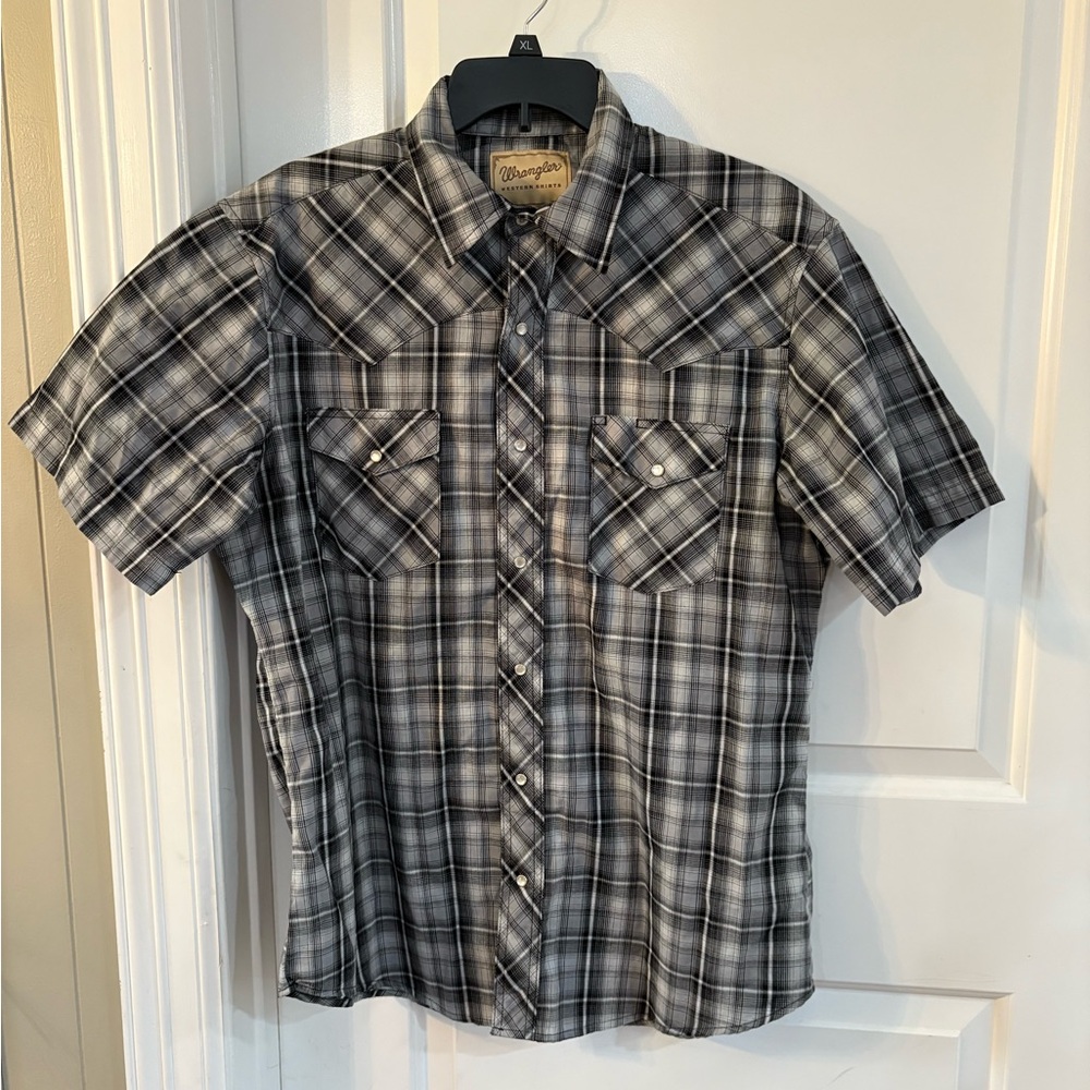 Men’s gray plaid pearl snap buttons down western shirt